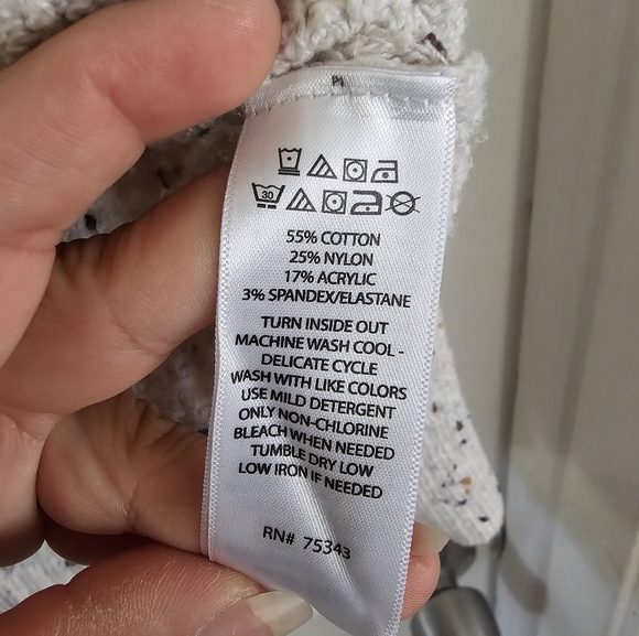 Soft knitted sweater - Picture 2 of 7